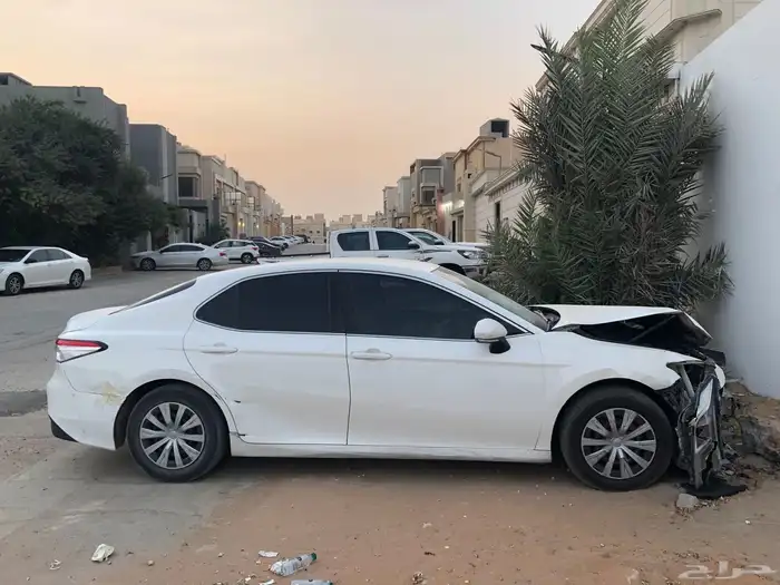 كامري 2018 للبيع مصدومه صدمه خفيفه 3