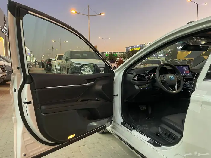 تويوتا كامري 2024 فل لومير وارد الصين ( بنزين ) 4 سلندر 7