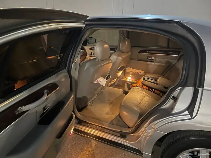 Lincoln Town Car   Executive (لارج) 23