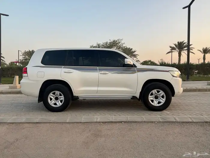 للبيع لاندكروزر 2016 ديزل ابيض خليجي رقم 1 3