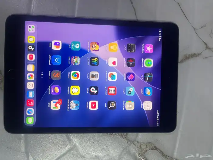 ايباد 5ميني شريحه وواي فاي   ذاكره 64 ..فيه كسر بالشاشه طول 7