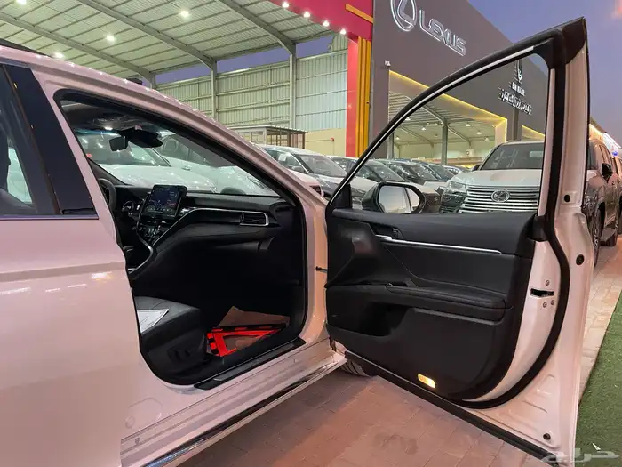 تويوتا كامري 2024 فل لومير وارد الصين ( بنزين ) 4 سلندر 17