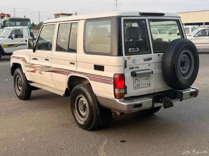 جيب 2011 سعودي ماشي 245 الف 5 أبواب 3