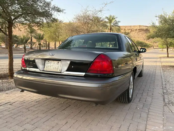 كراون فكتوريا بوليسي 2006 ممشى قليل 3