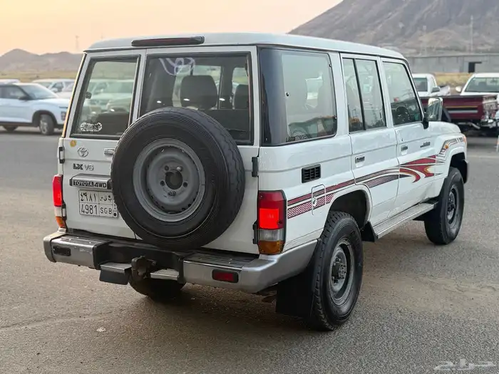 جيب 2011 سعودي ماشي 245 الف 5 أبواب 2