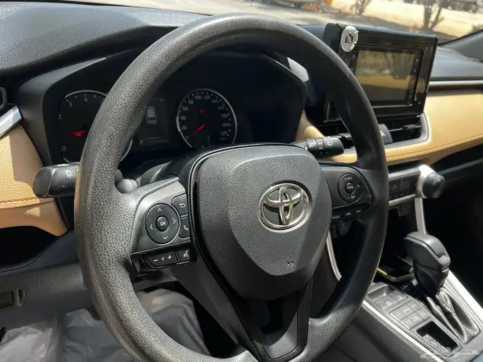 تويوتا رافور بنزين دبل موديل 2022 8