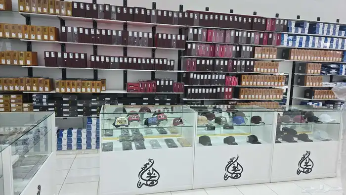 طاولات عرض للبيع العدد 15 طاولة شبه جديده 1