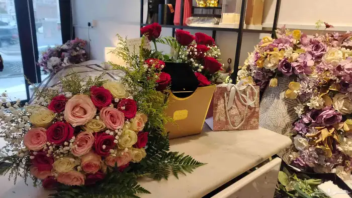 منسق زهور خبره 10 سنين في المجال حفلات تخرج كوش افراح باقات 0