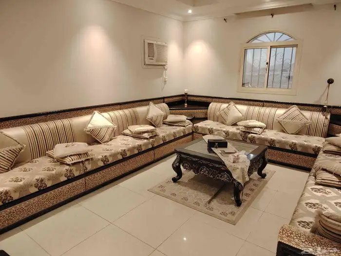 للبيع كنب   طاولة وسط   سجادة حط سعرك 3