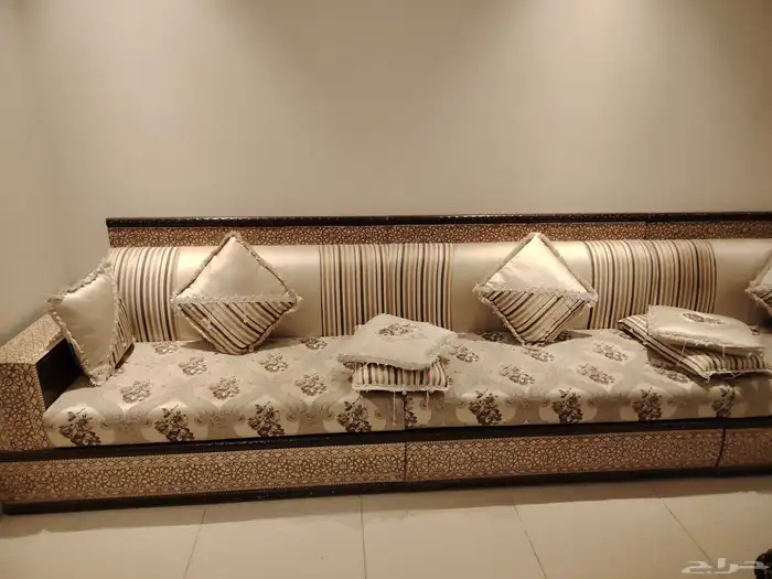 للبيع كنب   طاولة وسط   سجادة حط سعرك 2