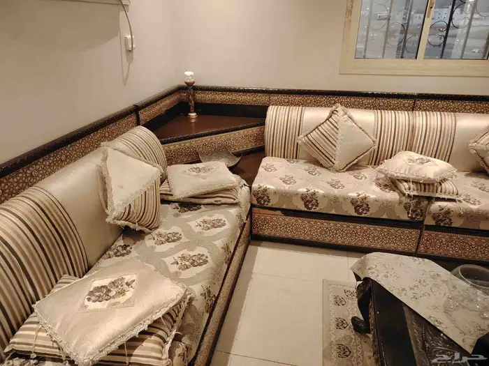 للبيع كنب   طاولة وسط   سجادة حط سعرك 4