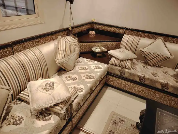 للبيع كنب   طاولة وسط   سجادة حط سعرك 5