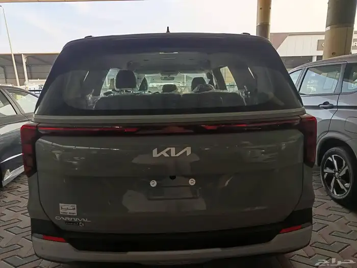 كيا كرنفال ستاندر 8
