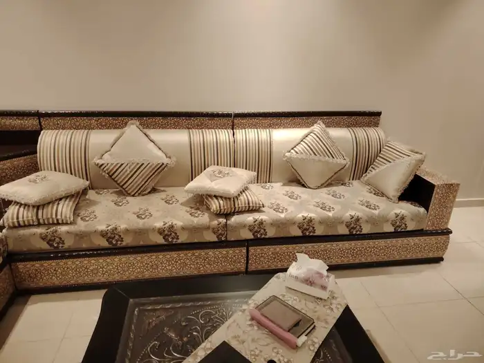 للبيع كنب   طاولة وسط   سجادة حط سعرك 6