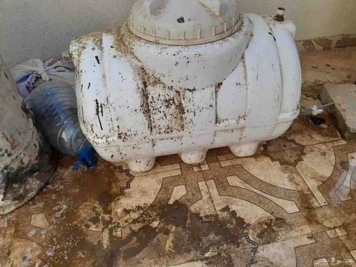 يوجد خزان ماء 300 لتر مستخدم نظيف خالي من الشقوق والتهريبات 2