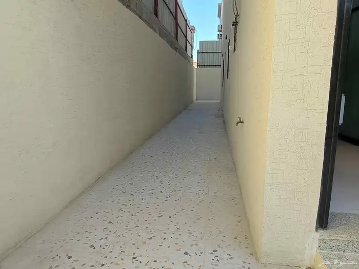 للبيع شقه دوبلكس حي بدر 91 جديده بالدمام 6 غرف وحوش وكراج 2