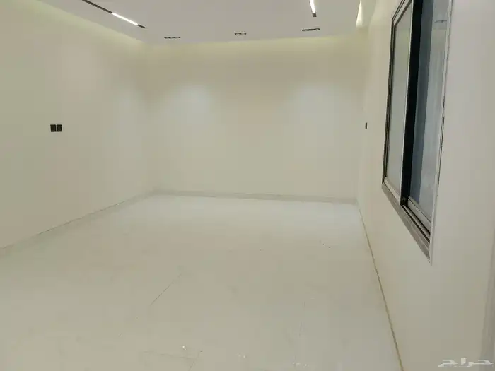 للبيع شقه دوبلكس حي بدر 91 جديده بالدمام 6 غرف وحوش وكراج 7