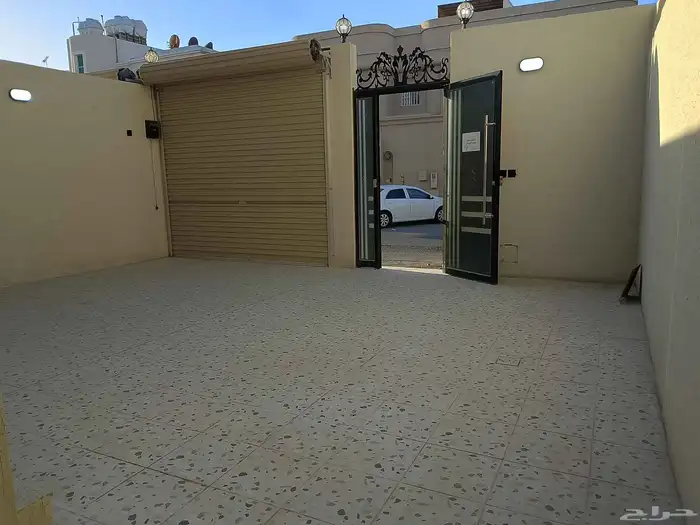 للبيع شقه دوبلكس حي بدر 91 جديده بالدمام 6 غرف وحوش وكراج 1