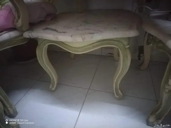 اثاث فرن وثلاجه وطاولات سراميك حبه كبيره و3 صغار وكنبه علئ 4