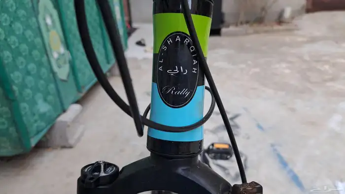 سيكل رياضي هجين من شركة رالي 21 سرعة و اكسسوراته 18