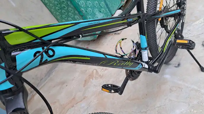 سيكل رياضي هجين من شركة رالي 21 سرعة و اكسسوراته 19