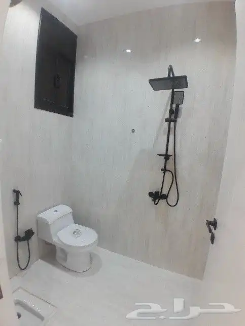 للبيع روف علوي مع ملحق تشطيب راقي 9غرف حي الطلح خلف الراقي 8