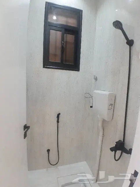 للبيع روف علوي مع ملحق تشطيب راقي 9غرف حي الطلح خلف الراقي 30