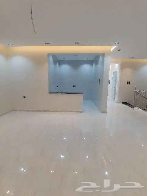 للبيع روف علوي مع ملحق تشطيب راقي 9غرف حي الطلح خلف الراقي 28