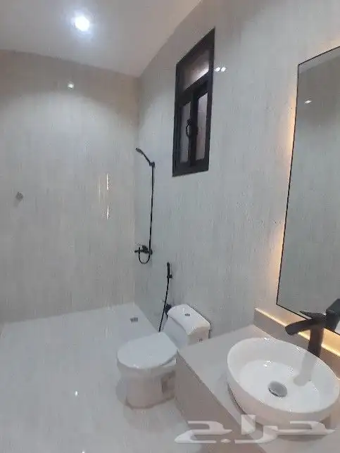 للبيع روف علوي مع ملحق تشطيب راقي 9غرف حي الطلح خلف الراقي 33