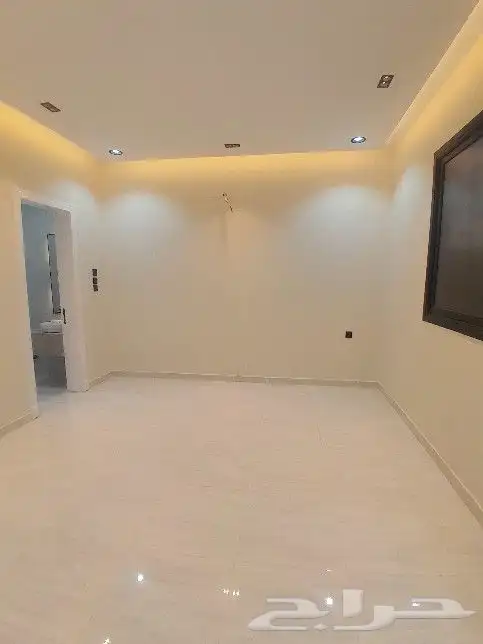 للبيع روف علوي مع ملحق تشطيب راقي 9غرف حي الطلح خلف الراقي 32