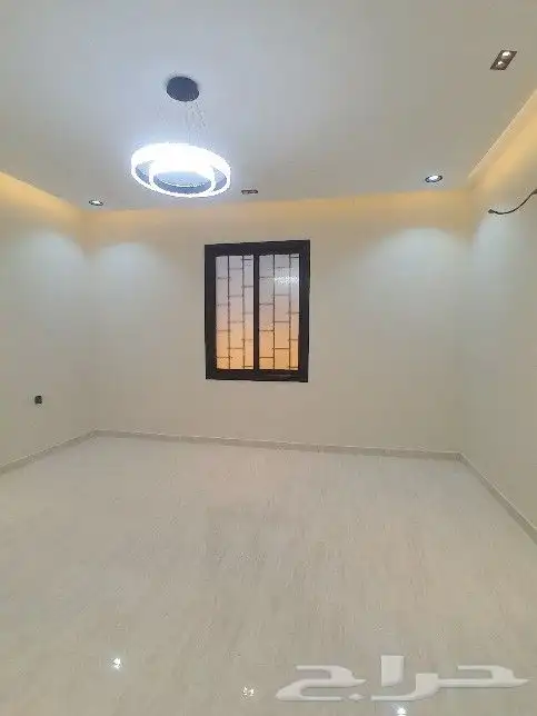 للبيع روف علوي مع ملحق تشطيب راقي 9غرف حي الطلح خلف الراقي 19