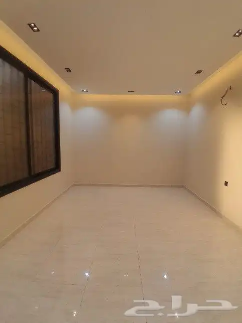 للبيع روف علوي مع ملحق تشطيب راقي 9غرف حي الطلح خلف الراقي 24