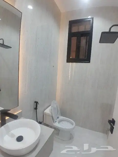 للبيع روف علوي مع ملحق تشطيب راقي 9غرف حي الطلح خلف الراقي 18