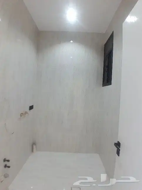 للبيع روف علوي مع ملحق تشطيب راقي 9غرف حي الطلح خلف الراقي 31