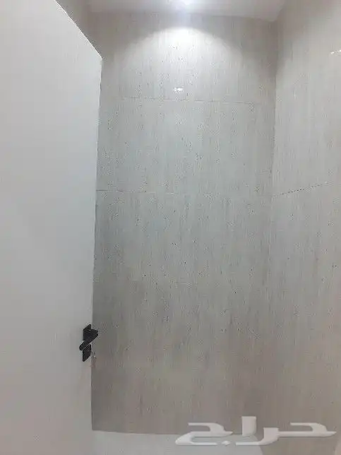 للبيع روف علوي مع ملحق تشطيب راقي 9غرف حي الطلح خلف الراقي 15