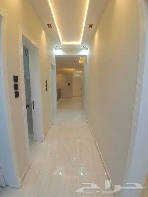 للبيع روف علوي مع ملحق تشطيب راقي 9غرف حي الطلح خلف الراقي 35