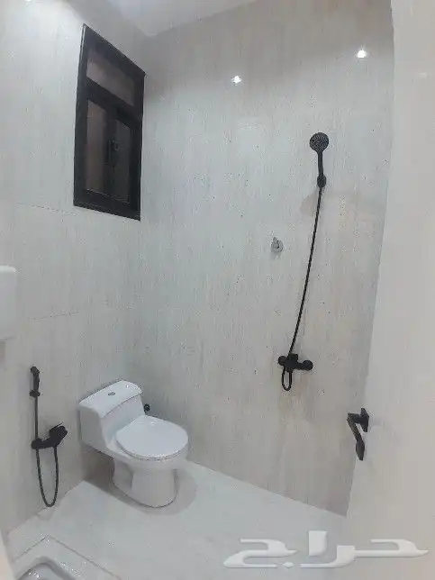 للبيع روف علوي مع ملحق تشطيب راقي 9غرف حي الطلح خلف الراقي 25