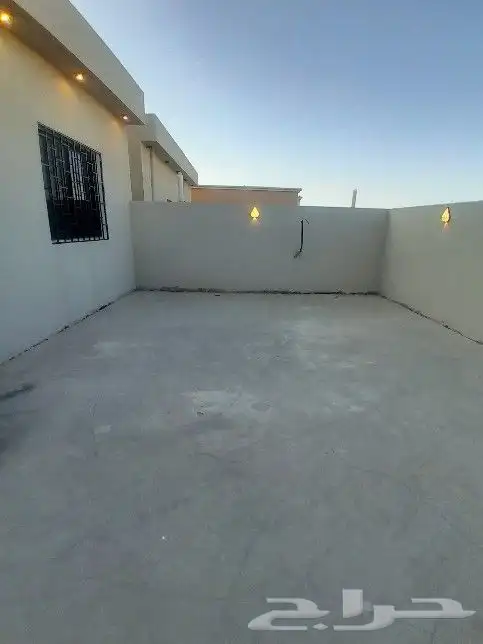 للبيع روف علوي مع ملحق تشطيب راقي 9غرف حي الطلح خلف الراقي 34