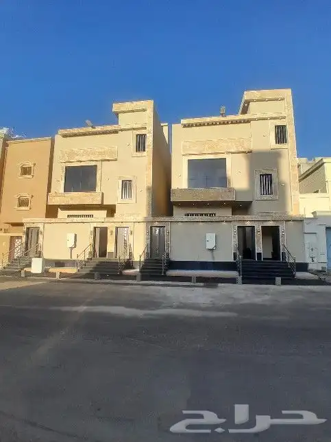 للبيع روف علوي مع ملحق تشطيب راقي 9غرف حي الطلح خلف الراقي 1