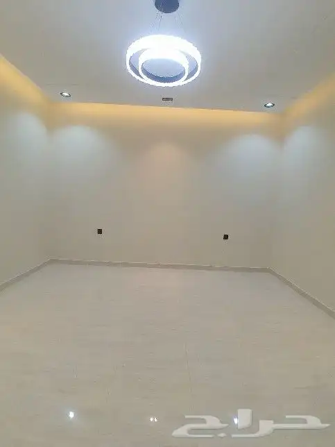 للبيع روف علوي مع ملحق تشطيب راقي 9غرف حي الطلح خلف الراقي 20