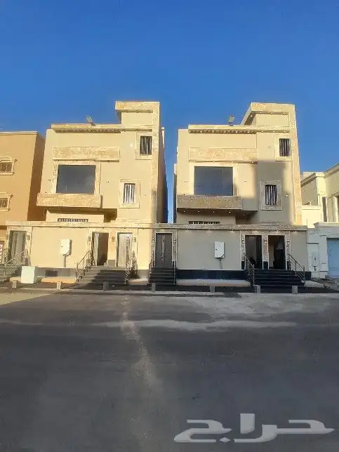 للبيع روف علوي مع ملحق تشطيب راقي 9غرف حي الطلح خلف الراقي 0