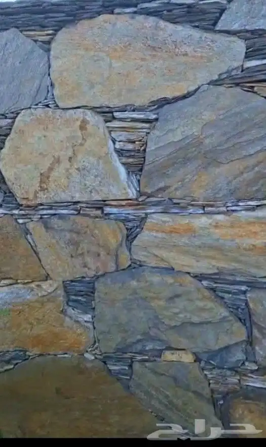 حجر طبيعي ويوجد منشار 0