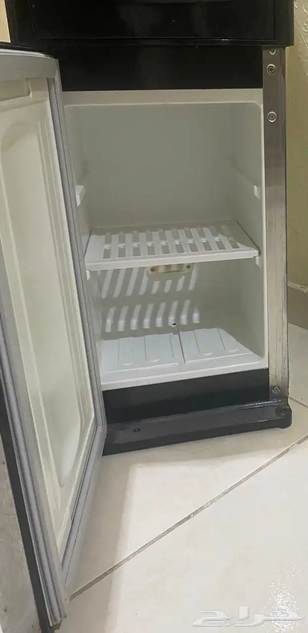 برادة مويه وطاولة ارضيه مع 3 طاولات صغيره 0