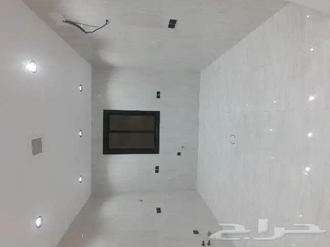 للبيع روف علوي مع ملحق تشطيب راقي 9غرف حي الطلح خلف الراقي 13