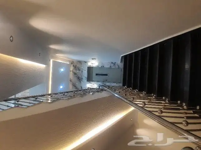 للبيع روف علوي مع ملحق تشطيب راقي 9غرف حي الطلح خلف الراقي 3