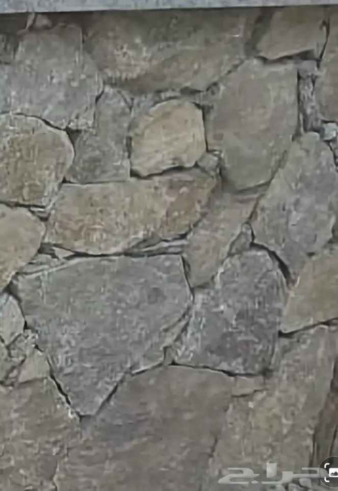 حجر طبيعي ويوجد منشار 1