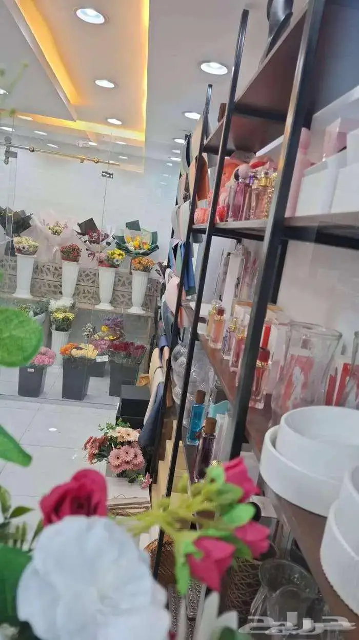 للبيع اغراض محل كامل ورد وهدايا وحفلات وكوش 4
