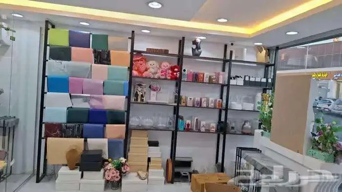 للبيع اغراض محل كامل ورد وهدايا وحفلات وكوش 3