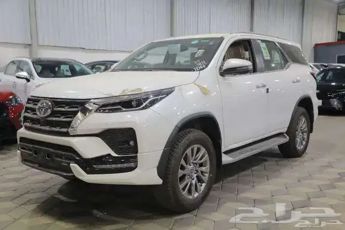 تويوتا فورتشنر VX3 بنزين 2025 5