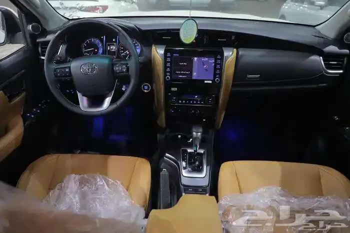 تويوتا فورتشنر VX3 بنزين 2025 6